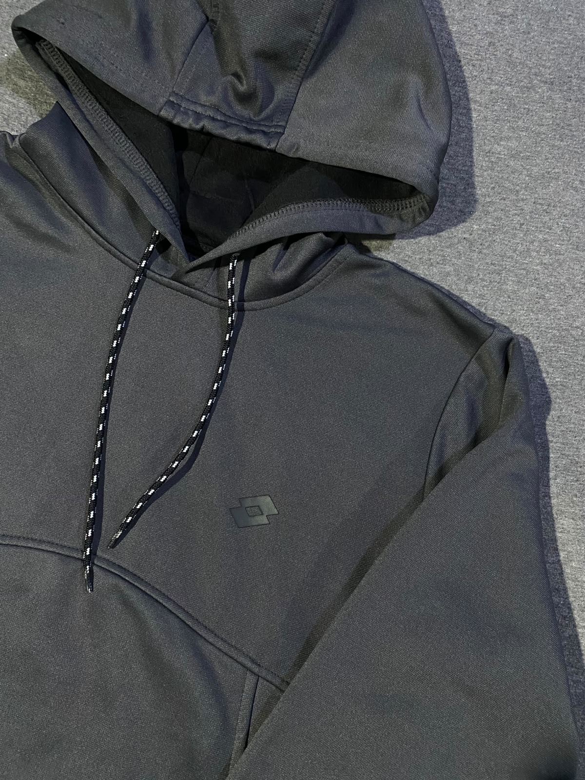 POLERA UMBRO PLOMO OSCURO